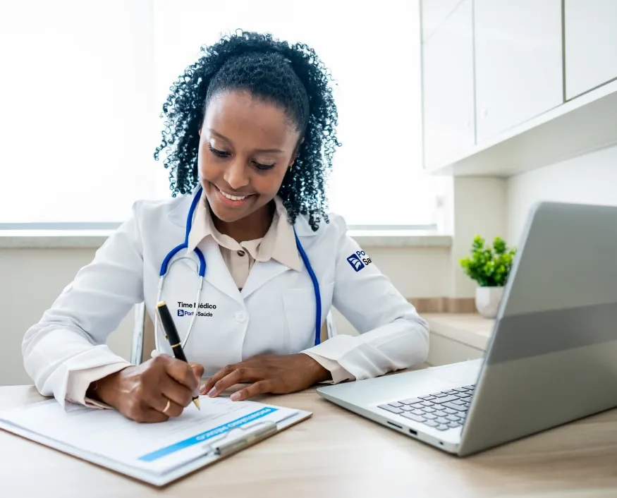 Médica do Time Médico Porto Saúde anotando em prontuário