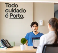 Recepção de unidade Porto Saúde com o letreiro Todo cuidado é Porto